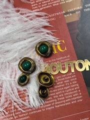 Пуговицы бронзовые неровной формы с зеленым камнем