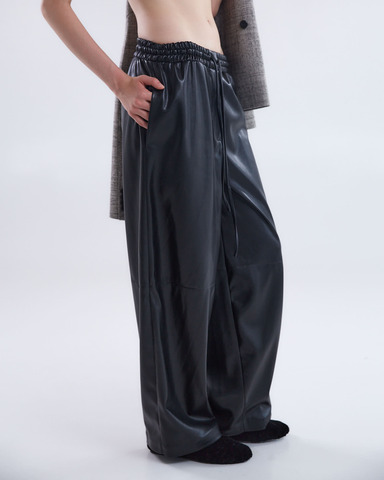 Брюки на резинке из искусственной кожи черный