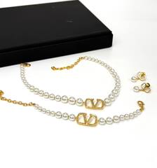 kole-choker-iz-zhemchuga-s-logotipom-valentino