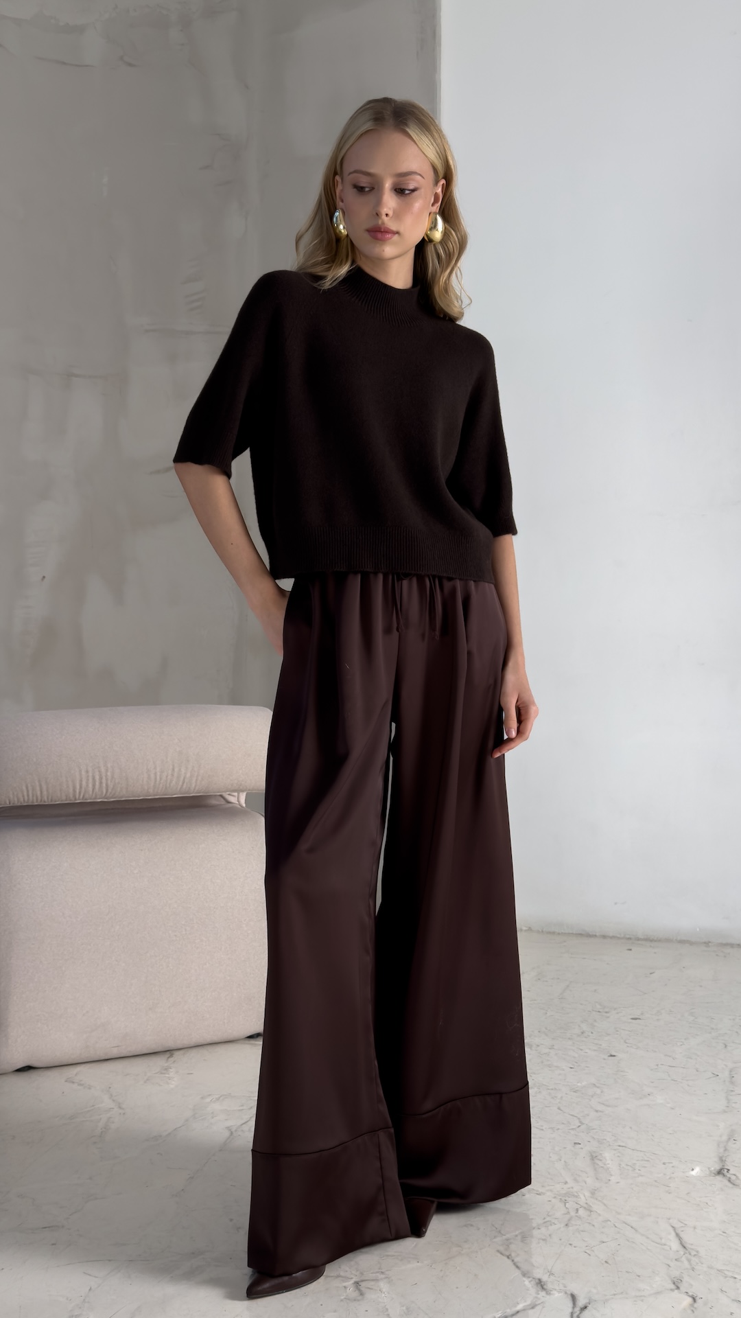 Атласные брюки с защипами и с манжетами