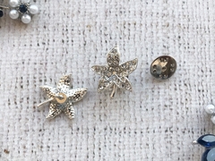 Брошь "Лист" стразы, р. 1,9х2,2 см