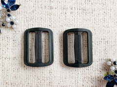 Пряжка двухщелевая, пластик 3 см, чёрный