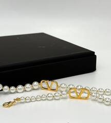 kole-choker-iz-zhemchuga-s-logotipom-valentino