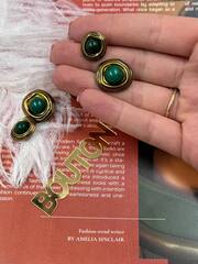 Пуговицы бронзовые неровной формы с зеленым камнем