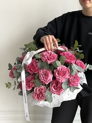 Цветочная корзина из роз Кантри и эвкалипта размер M