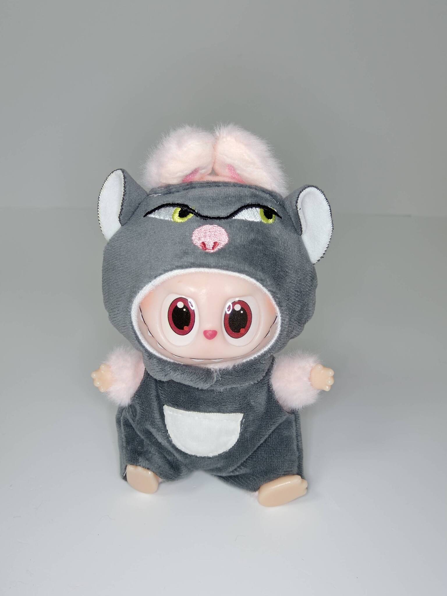Игрушка-брелок Лабубу в костюме