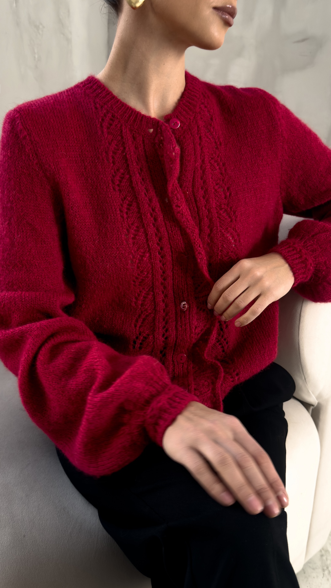 Кардиган ажурной вязки с краем в виде оборки