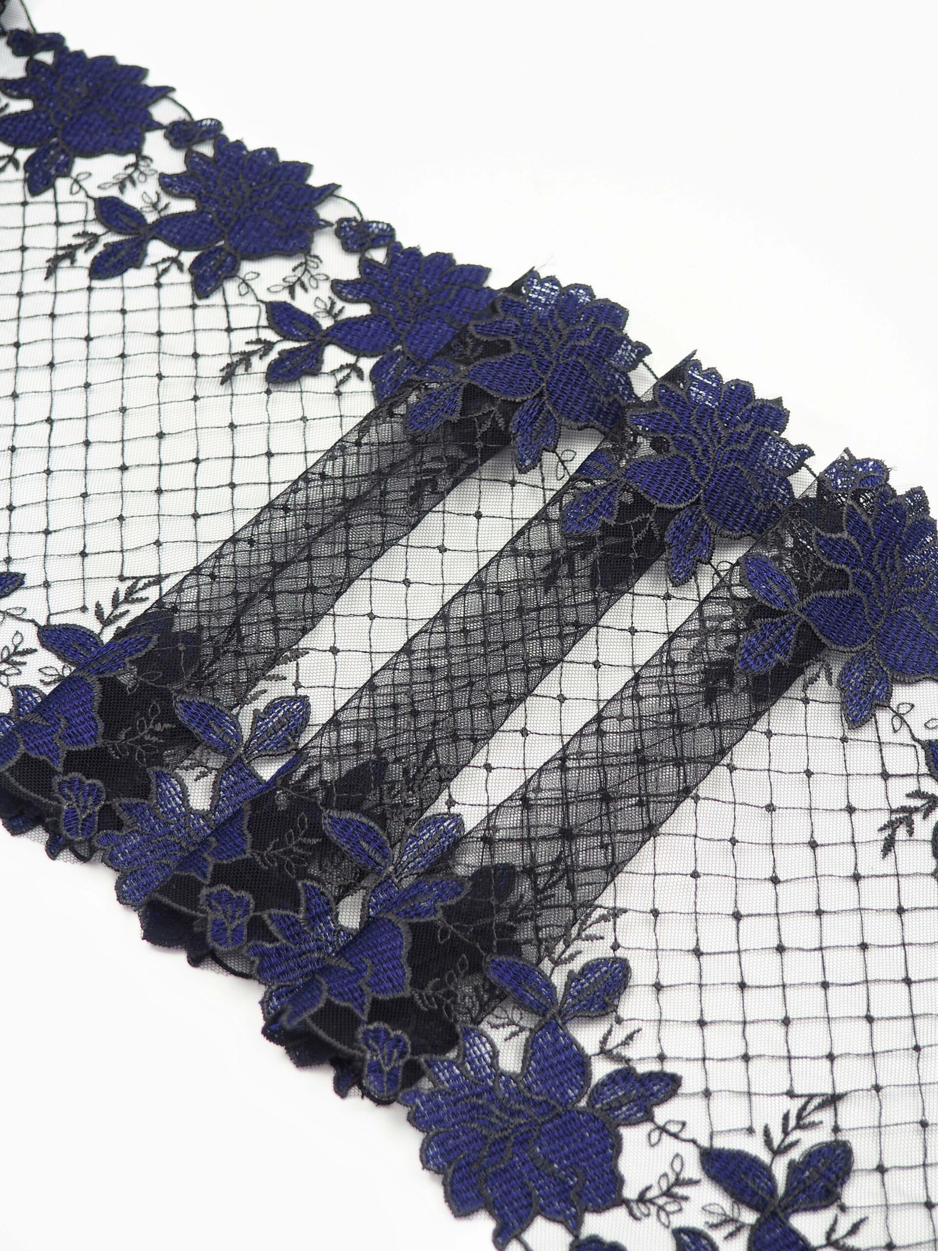 Вышивка на сетке черная с темно-синим неэластичная ширина 25 см ОТРЕЗЫ