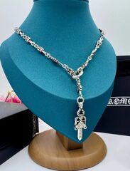 kole-galstuk-s-podveskoj-mech-v-stilistike-chrome-hearts