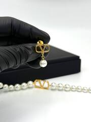 kole-choker-iz-zhemchuga-s-logotipom-valentino