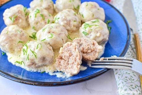 Фрикадельки из курицы с базиликом и петрушкой в сливочном соусе