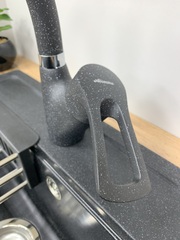 Смеситель для кухни черного матового цвета однорычажный Accoona А84007F