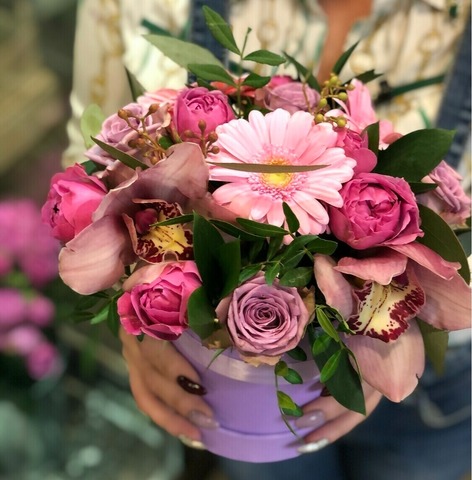 Коробка "Розовый вечер" с розами, орхидеями и герберой