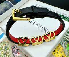 Браслет VALENTINO из каучука с тремя подвесками логотипами