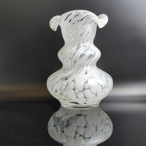 Изящная ваза для цветов "Невеста" из двухцветного выдувного стекла, мутная техника, нежный молочный цвет, завод "Красный гигант", винтаж СССР 1980-е гг