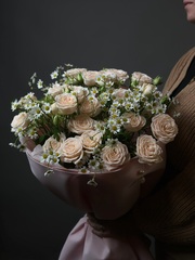 Дуо букет « Кустовые розы и ромашки»