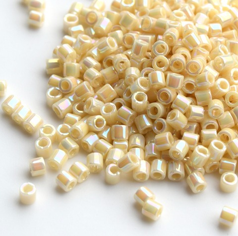DBM-0157 Бисер цилиндрический Миюки делика 10/0 Кремовый непрозрачный радужный /Miyuki delica 10/0 Opaque Cream AB