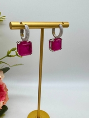 Серьги из серебра 925 пробы с квадратными подвесками цвет фуксия
