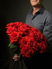 Алые розы сорт «Nina» (Эквадор)