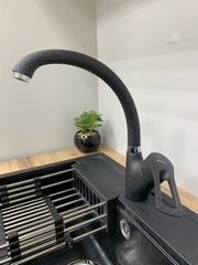 Смеситель для кухни черного матового цвета однорычажный Accoona А84007F