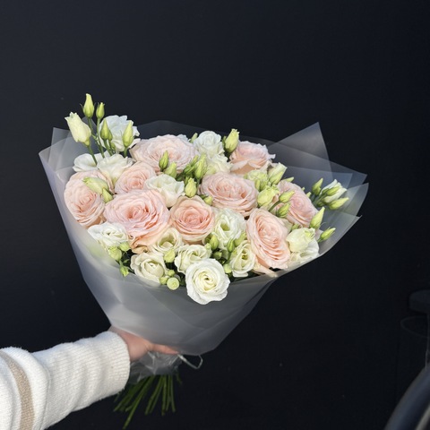 Букет из роз и белой эустомы