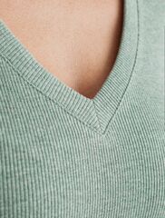 Футболка из плотного трикотажа в рубчик с V-образным вырезом  D49.129 (130318)