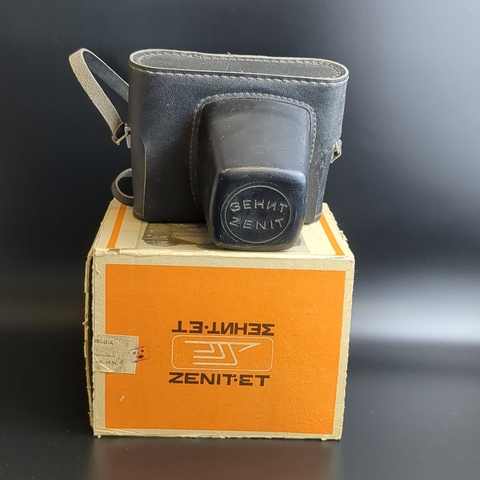 Фотоаппарат плёночный "Зенит - ЕТ" с объективом "Гелиос-44-2", в оригинальном кофре с коробкой. (БелОМО), СССР