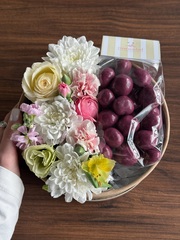 Цветочная композиция в коробке+ маракуйя в йогуртово-шоколадной глазури