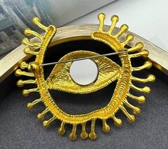 22822-stilnaya-brosh-eye-glaz-v-stile-schiaparelli
