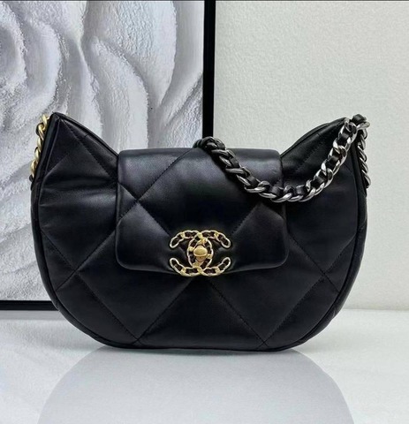 Сумка-хобо Chanel 19