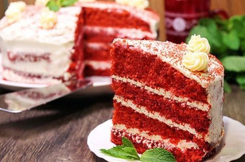 Украшение Стола - прекрасный, вкуснейший тортик Красный Бархат. Приготовлен без использования Глютена