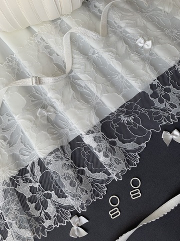 Вышивка на сетке молочная 24 см