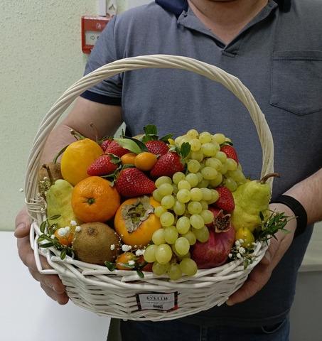 Корзина с сезонными фруктами
