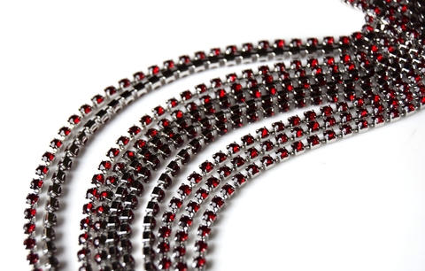 Стразовая цепочка 2 мм красный, родий