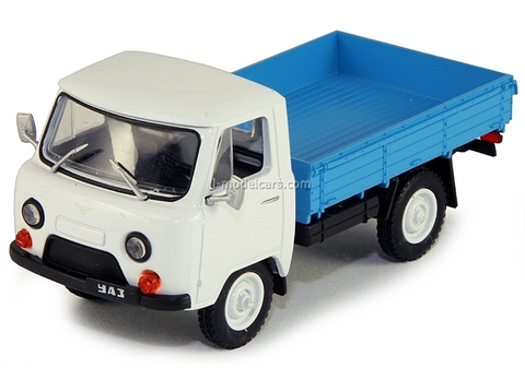 UAZ-452D white-blue 1:43 DeAgostini Auto Legends USSR #101