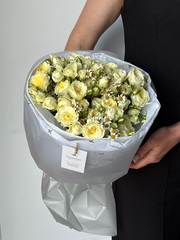 Букет из кустовых роз в желтом оттенке и ромашки