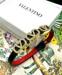 Браслет VALENTINO из каучука с тремя подвесками логотипами