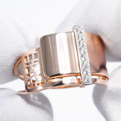 018772 - Кольцо широкое из золота с дорожкой из фианитов