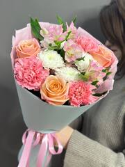 Авторский букет с персиковыми розами