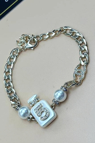 braslet-cepochka-s-podveskami-iz-perlamutra-i-zhemchuga-by-chanel