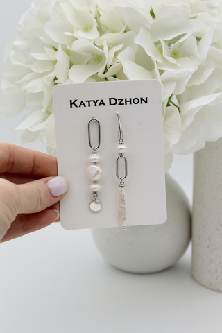 Серьги Katya Dzhon асимметричные с жемчугом разных форм серебристого цвета