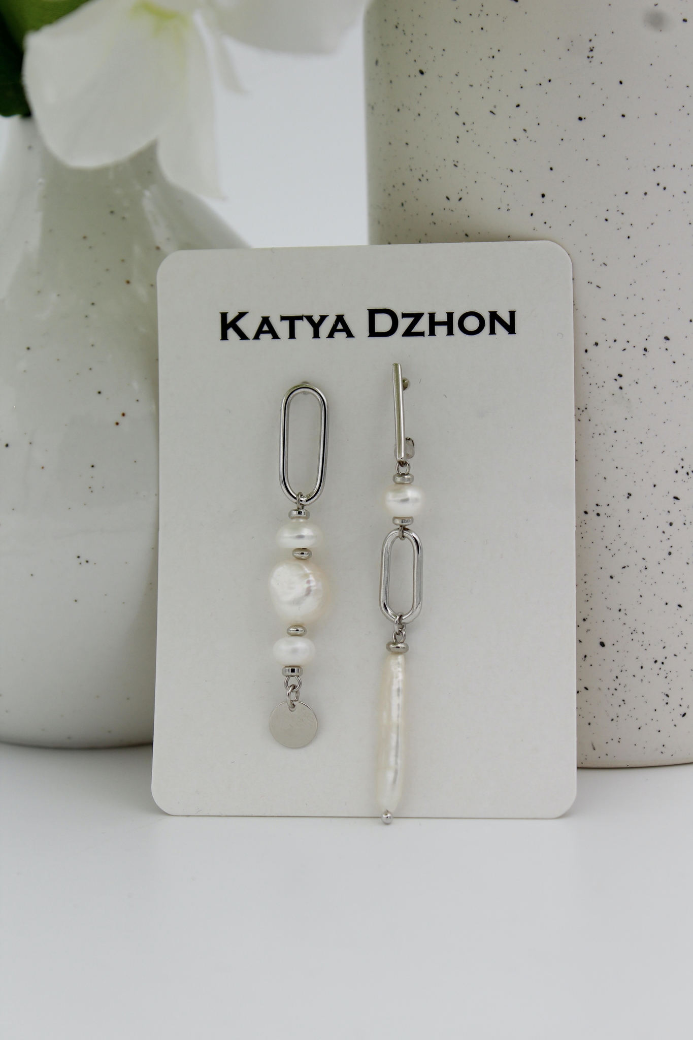 Серьги Katya Dzhon асимметричные с жемчугом разных форм серебристого цвета