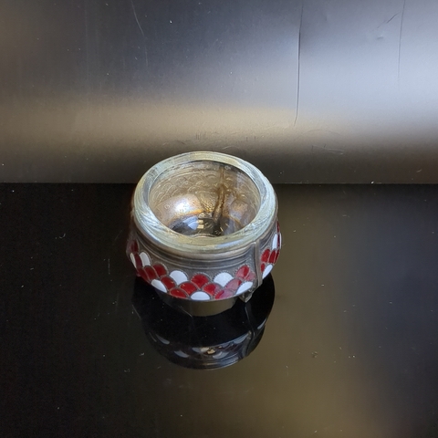 Солонка с декором в виде чешуи, мельхиор (медь-никель), цветные эмали, стекло. Мстерский завод художественных изделий «Ювелир», СССР, 1970-1990 гг