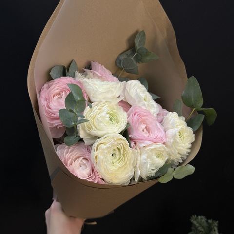 Монобукет из ранункулюсов с весточками эвкалипта в крафтовой упаковке