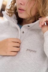 Свитшот с воротником на кнопках из футера с начесом в сером цвете