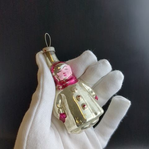 Ёлочная игрушка "Девочка в шубке" стекло, подвесная, 9.5 см, ручная роспись, винтаж времён СССР 1960-1980 гг. Советские ёлочные игрушки и украшения. Состояние и комплектация на фото.