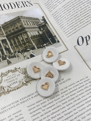 Пуговицы тканевые белые с золотым сердечком