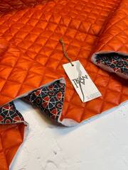 Двусторонняя курточная принтованная стежка с утеплителем и пропиткой на однотонной стороне (100%полиэстер/тенсулейт+90%вискоза/10%пэ, Апельсиновый оранжевый/геометрический принт на темном фоне, 137/139, 100 гр/м2)