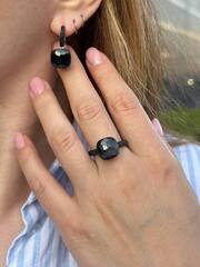 33356-sergi-i-kolco-iz-serebra-s-matovym-chernym-kvarcem-v-stile-pomellato