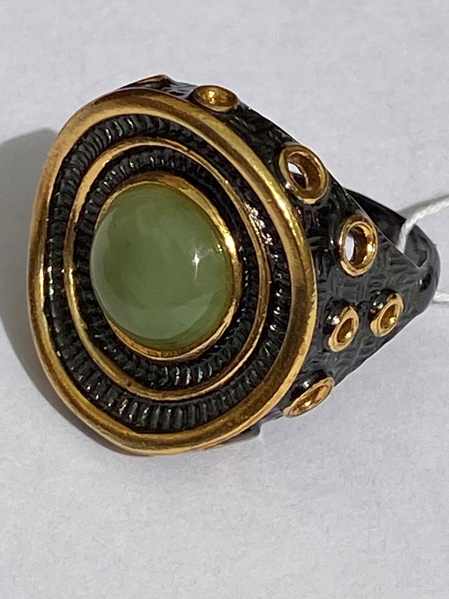 Бавро-нефрит(кольцо из серебра)
